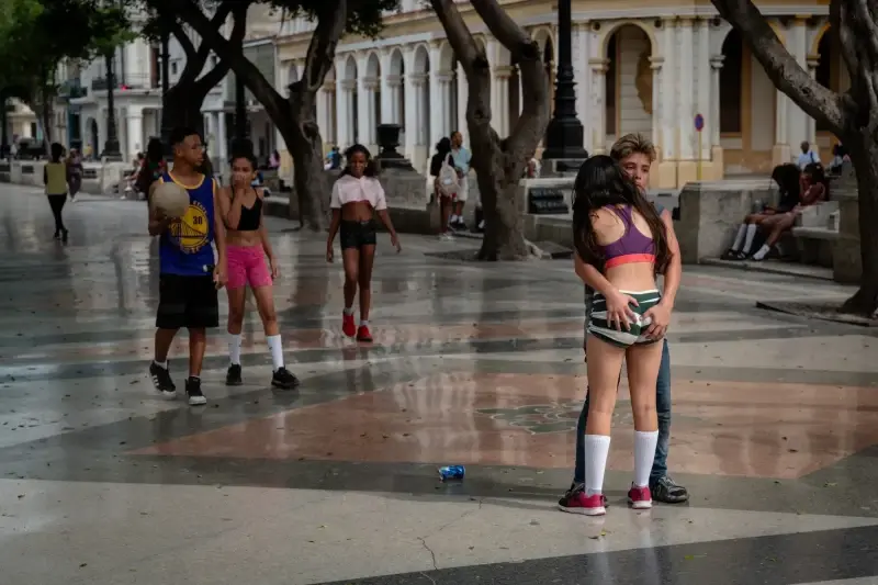 Paseo del Prado, Centro Habana, Havana, Cuba — La Habana. Paseo del Prado — photo captured with LEICA SL (Typ 601), VARIO-ELMARIT-SL 1:2.8-4/24-90 ASPH.