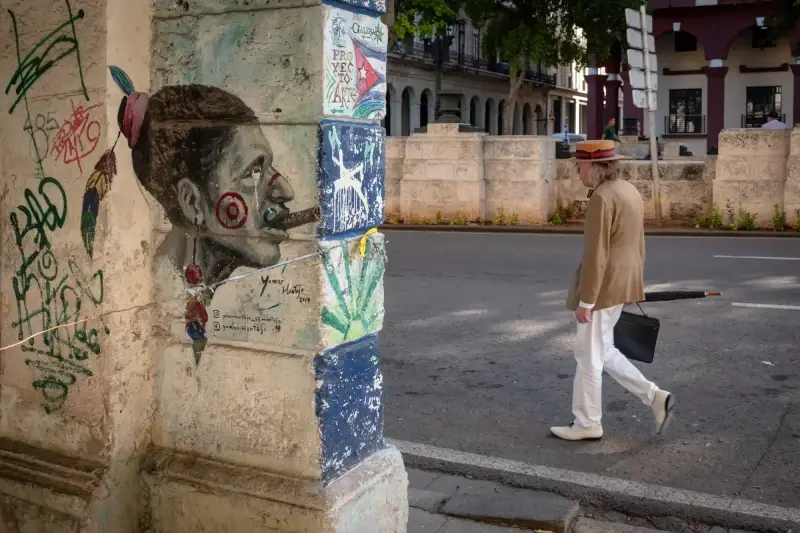 Paseo del Prado, Centro Habana, Havana, Cuba — La Habana. Paseo del Prado — photo captured with LEICA SL (Typ 601), VARIO-ELMARIT-SL 1:2.8-4/24-90 ASPH.