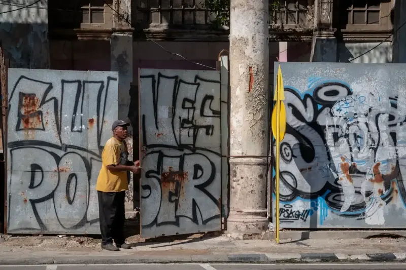Paseo del Prado, Centro Habana, Havana, Cuba — La Habana. Paseo del Prado — photo captured with LEICA SL (Typ 601), VARIO-ELMARIT-SL 1:2.8-4/24-90 ASPH.