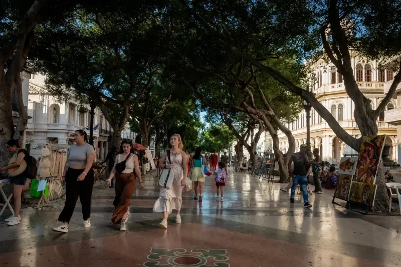 Paseo del Prado, Centro Habana, Havana, Cuba — La Habana. Paseo del Prado — photo captured with LEICA SL (Typ 601), VARIO-ELMARIT-SL 1:2.8-4/24-90 ASPH.