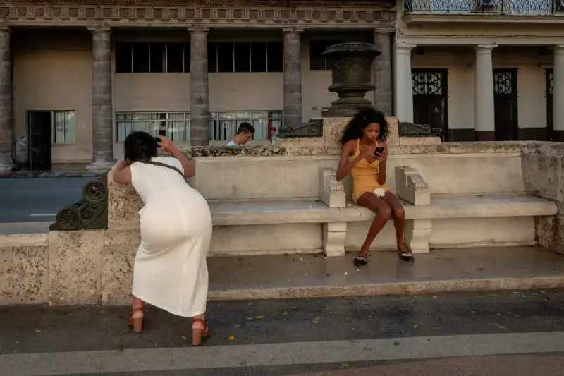 Paseo del Prado, Centro Habana, Havana, Cuba — La Habana. Paseo del Prado — photo captured with LEICA SL (Typ 601), VARIO-ELMARIT-SL 1:2.8-4/24-90 ASPH.