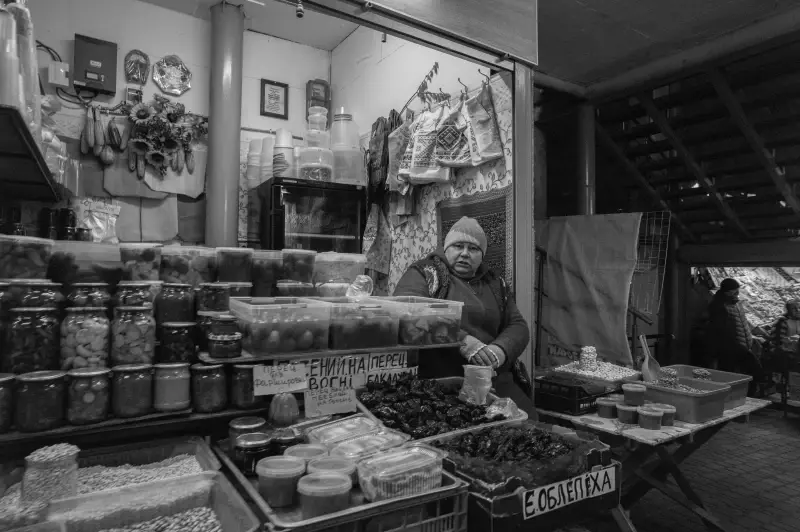 Chernivtsi, Chernivtsi Oblast, Ukraine — Зимовий ринок — photo captured with M Monochrom, Leica Summicron-M 50mm f/2 (III)