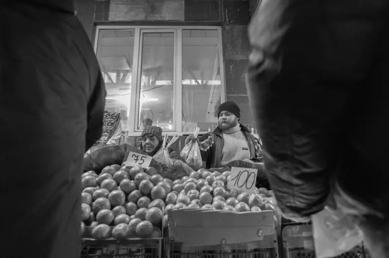 Chernivtsi, Chernivtsi Oblast, Ukraine — Зимовий ринок — photo captured with M Monochrom, Leica Summicron-M 50mm f/2 (III)